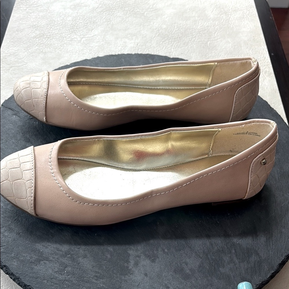 Liz Claiborne two-tone Neutral Ballet Flats with Textured Finish - Gold heels - Picture 5 of 8